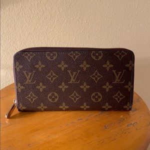 LOUIS VUITTON Zippy Wallet